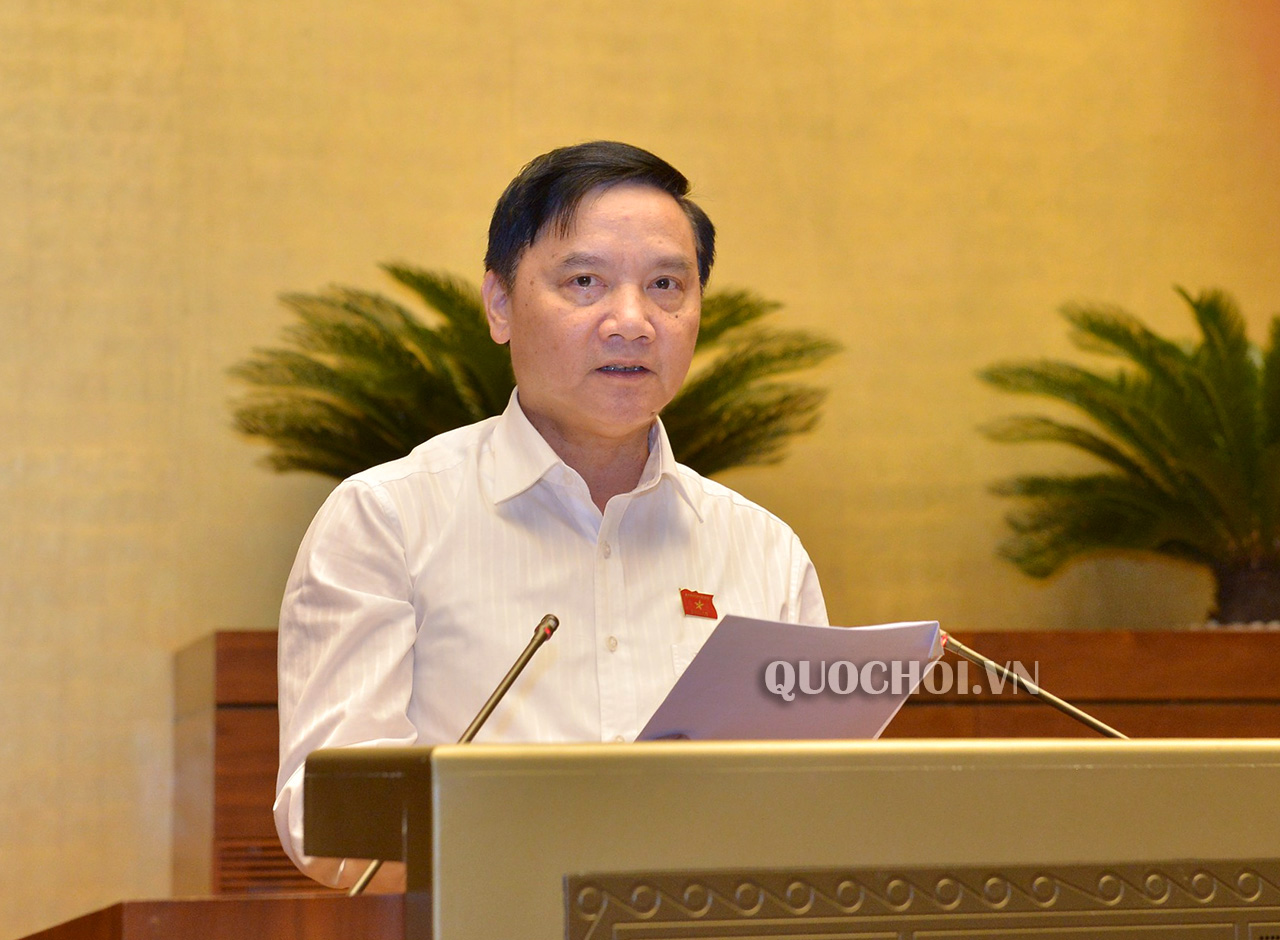 Chủ nhiệm Ủy ban Pháp luật Nguyễn Khắc Định trình bày Tờ trình trước Quốc hội