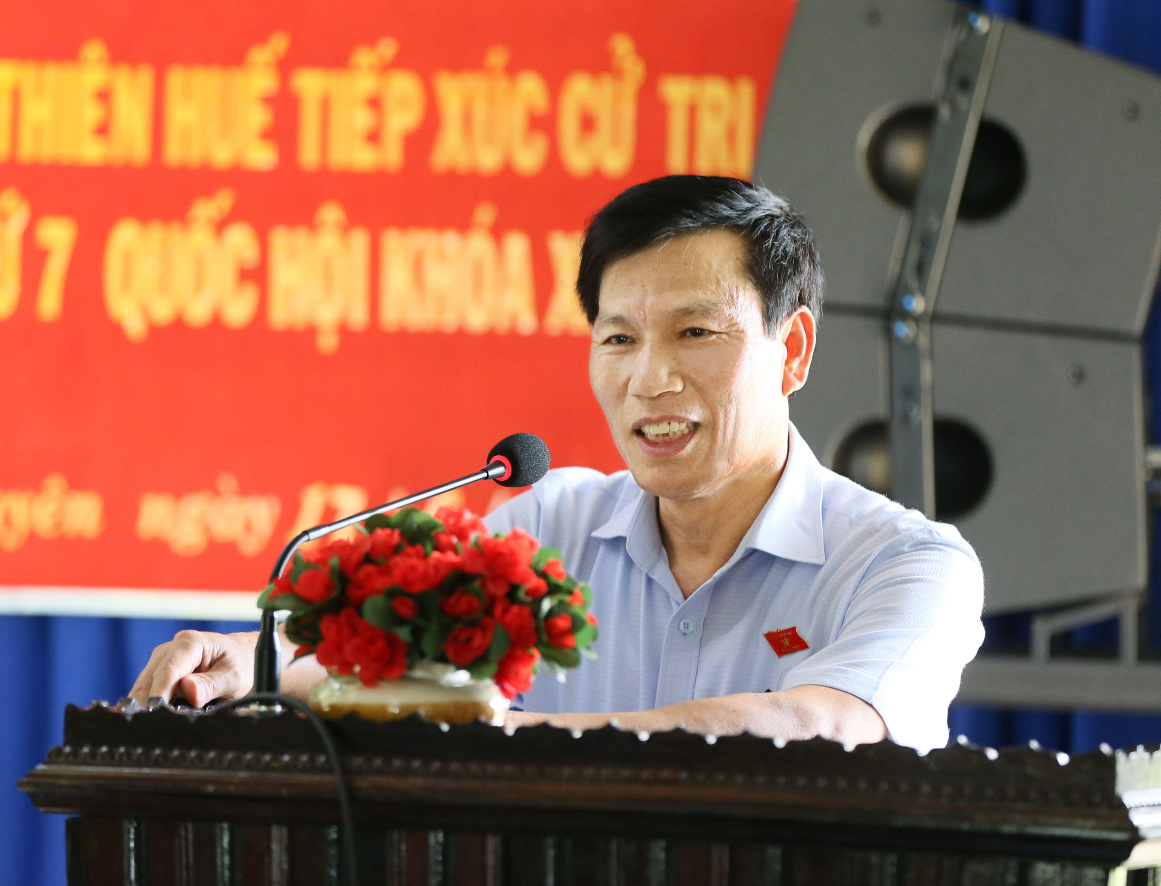 Bộ trưởng Nguyễn Ngọc Thiện phát biểu tại buổi tiếp xúc cử tri ở huyện A Lưới