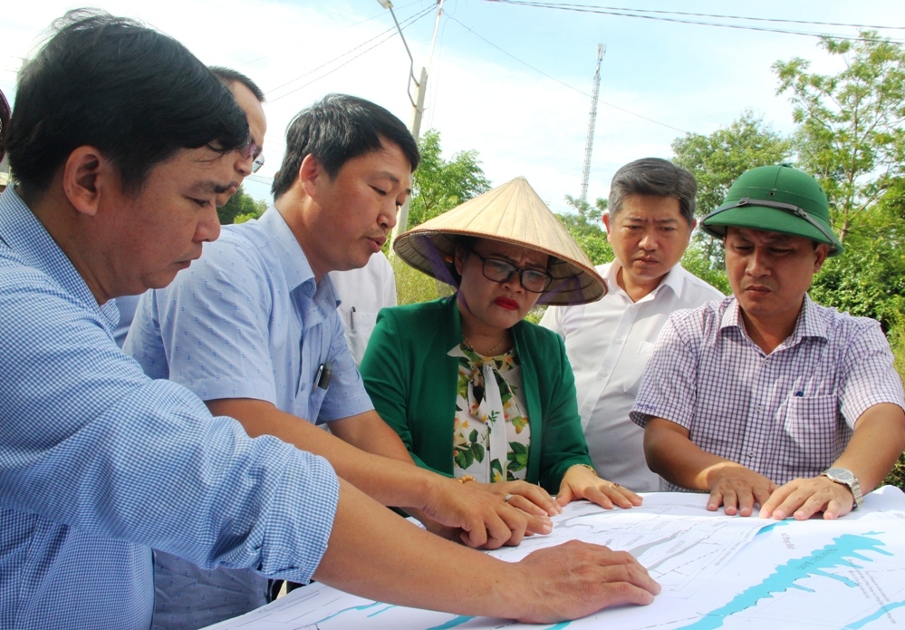 Bà Nguyễn Thị Sửu xem bản đồ quy hoạch khoáng sản tại huyện Phong Điền