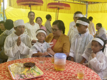 Bà Nguyễn Thị Sửu – Phó trưởng đoàn chuyên trách Đoàn ĐBQH tỉnh Thừa Thiên Huế chia sẻ nỗi đau mất mát với gia đình có người tử vong trong mưa lũ