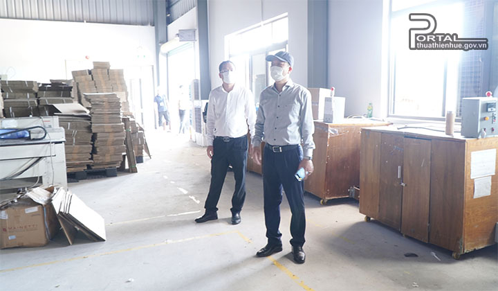 Phó Chủ tịch UBND tỉnh Phan Quý Phương kiểm tra thực tế tại các khu vực nhà xưởng của Công ty Scavi Huế