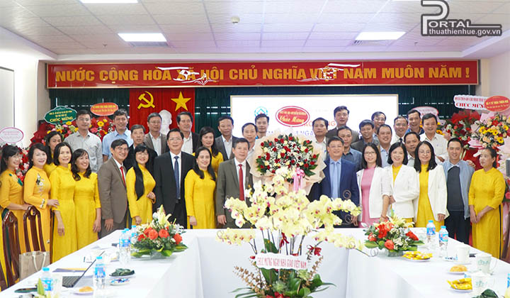 Phó Chủ tịch Thường trực UBND tỉnh Nguyễn Thanh Bình tặng hoa chúc mừng đến tập thể lãnh đạo và cán bộ công chức, viên chức Sở GD&ĐT	