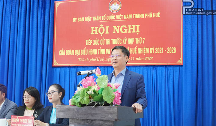 Phó Chủ tịch Thường trực UBND tỉnh Nguyễn Thanh Bình trao đổi, trả lời những kiến nghị của cử tri