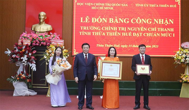 Đ/c Nguyễn Xuân Thắng, Ủy viên Bộ Chính trị, Giám đốc Học viện Chính trị quốc gia Hồ Chí Minh  trao Bằng công nhận đạt chuẩn mức 1 cho Ban giám hiệu Nhà trường