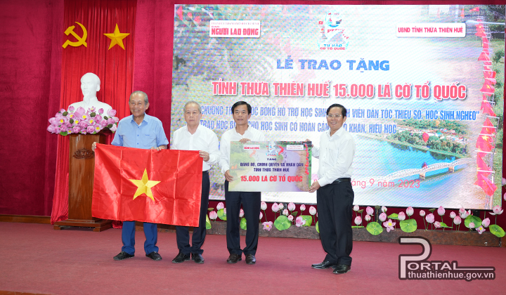 Trao tặng 15.000 lá cờ Tổ quốc cho tỉnh Thừa Thiên Huế 
