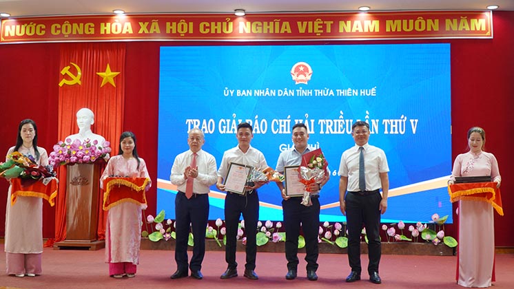 Trao giải Nhì cho các tác giả đạt giải báo chí Hải Triều lần thứ V – 2024