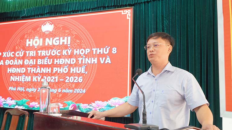 Phó Chủ tịch Thường trực UBND tỉnh Nguyễn Thanh Bình trao đổi, giải đáp các ý kiến của cử tri