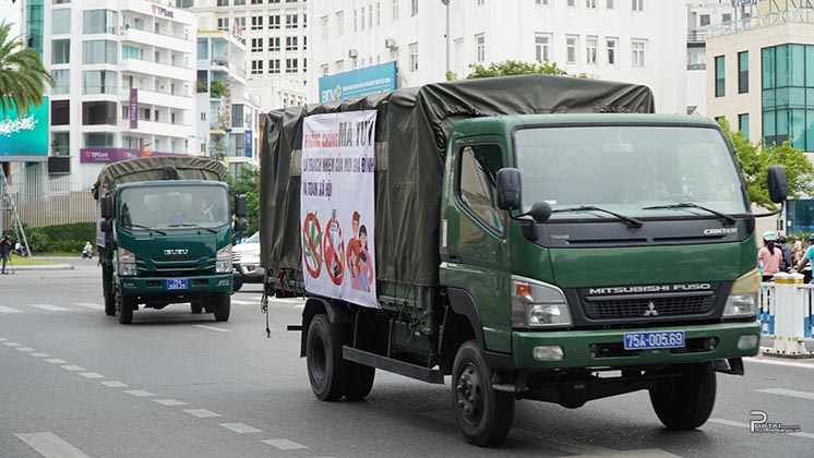 Diễu hành tuyên truyền qua các tuyến đường chính trên địa bàn thành phố Huế