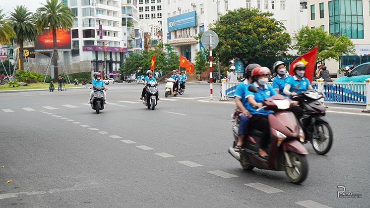 Diễu hành tuyên truyền qua các tuyến đường chính trên địa bàn thành phố Huế