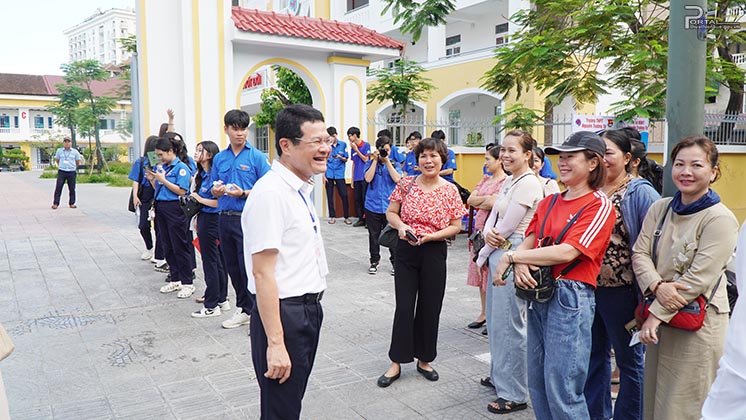 Phó Chủ tịch UBND tỉnh Hoàng Hải Minh thăm hỏi các phụ huynh tại điểm thi trường THPT Nguyễn Trường Tộ