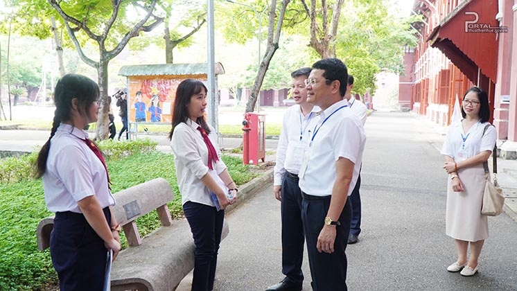 Phó Chủ tịch UBND tỉnh Hoàng Hải Minh thăm hỏi, động viên các em học sinh trước khi vào phòng thi