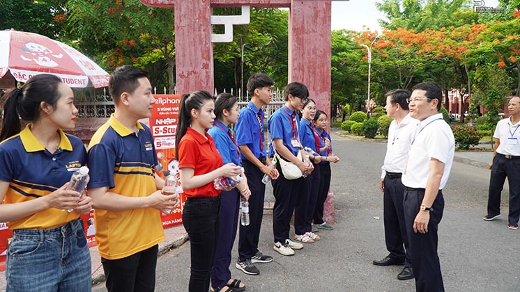 Phó Chủ tịch UBND tỉnh Hoàng Hải Minh động viên các lực lượng tình nguyện tiếp sức tại kỳ thi