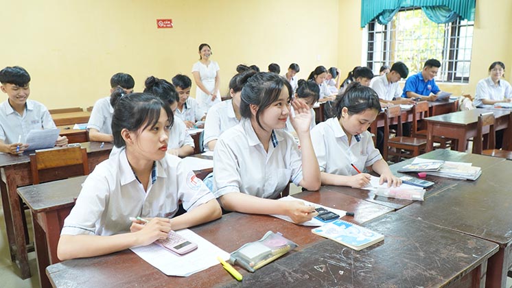 Hỗ trợ các em học sinh ôn tập thi tốt nghiệp trung học phổ thông 2024